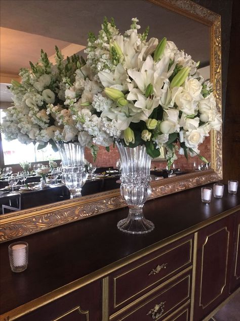 Crystal Vase Flower Arrangement, Floral Arrangements For Home Artificial, Crystal Vase Decor Ideas, Decorating Dining Room Buffet, Entryway Round Table, Crystal Vase Decor, Flower Room Decor, Crystal Decorations, Expensive Flowers