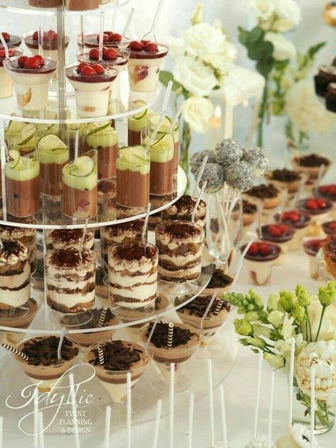 Wedding Sweet Bar, Dolci Finger Food, Wedding Candy Bar, Buffet Dessert, Dessert Shooters, Candy Bar Wedding, Dessert Bar Wedding, Sweet Bar, Party Food Buffet