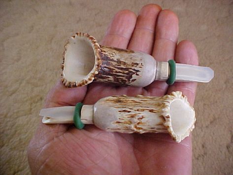 These do it yourself deer antler craft ideas are great for your found antlers this year. Some may be more work than others, but they're all awesome. Deer Antler Crafts Ideas, Deer Antler Crafts Diy, Diy Antler Projects, Antler Crafts Diy, Deer Horn Ideas, Diy Deer Antlers, Deer Antler Ideas, Antler Pipe, Diy Antler