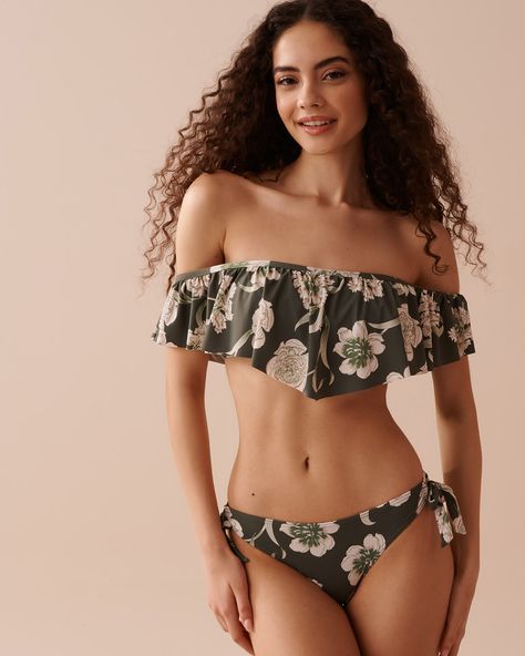 Major crush alert! With its charming Provence-inspired flowers and cascading ruffles adding volume to the neckline, this bandeau bikini top delicately flatters your figure. To take good care of your favourite swimwear, visit our Care Instructions page. Barcelona Outfits, Summer Bra, Pyjama Trend, Strapless Bralette, Lounge Bra, Cascading Ruffles, Swimwear Trends, Swimsuit Set, Cheeky Bikinis