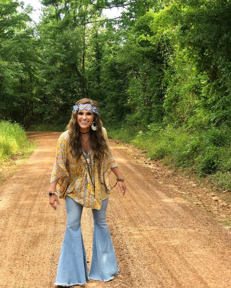 Outfit With Bell Bottom Jeans, Hippie Outfits 70s Bell Bottoms, 70s Fashion Bell Bottoms, 70s Bell Bottoms Outfits, 70s Jeans Outfit, Bell Bottom Jeans Outfit 70s, Hippie Outfits 70s, Flared Jeans 70s, Boho Hippie Outfits