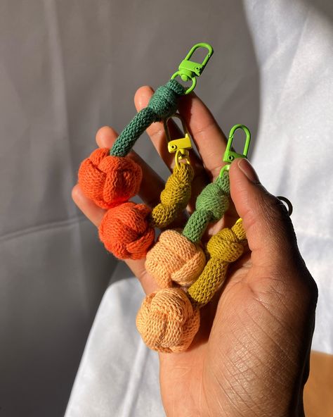 pocket pumpkin macrame keychains for halloween 🎃 Cute Carabiner, Pumpkin Keychain, Backpack Keychain, Charm Phone, Paracord Knots, Paracord Keychain, Key Charms, Purse Backpack, Keychain Bag