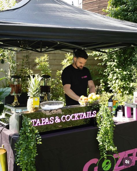 Un cocktail sous le soleil ☀️🍹 Quoi de mieux pour vos événements qu’un bar à tapas & cocktails aussi stylé que rafraîchissant ? 🌿✨ Laissez-nous apporter une touche fun et savoureuse à vos journées en plein air avec nos préparations maison, accompagnées de cette belle ambiance lumineuse en néon. #Cocktails #Tapas #BarAmbulant #SummerVibes #EventPlanner #Gozer #NeonArt #Greenery Plein Air, Bar