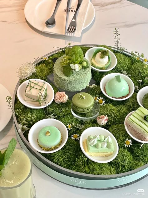 Green Tea Party, Dessert Bar Party, Food Presentation Plates, Matcha Dessert, Coffee Shop Aesthetic, Dessert Set, Fancy Desserts, Food Recepie, Food Goals