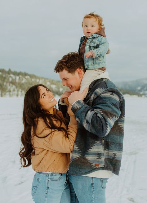 Outfits For Snow Photoshoot, Family Of Three Winter Photos, Alaska Family Photoshoot, Outdoor Winter Family Photoshoot Outfits, Winter Photoshoot Outfits Family, Beach Christmas Photos, Cold Weather Family Photos, Family Photoshoot Winter, Family Winter Photoshoot