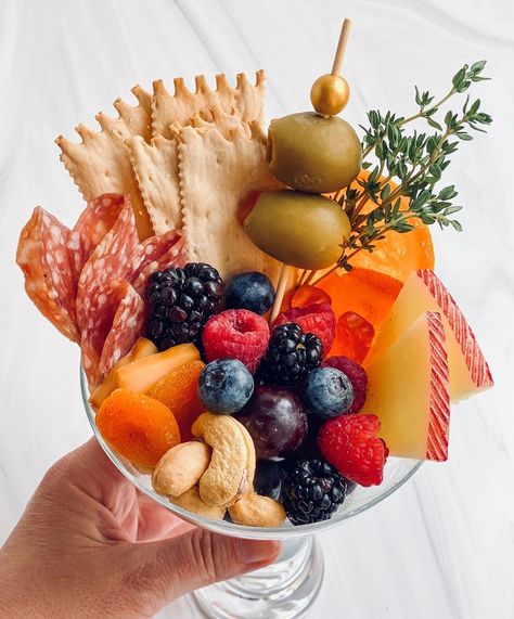 char.CUTE.rie by Candy’s Instagram photo: “Quarantining at home this Sunday night with a “Quarantini”!! Single serve cheeseboard in a martini glass...and no sharing allowed! 🙌🏻🙌🏻🙌🏻…” Final Flamingle, Fun Food Ideas, Charcuterie Ideas, Spritz Cocktail, Breakfast Platter, Charcuterie Platter, Snack Board, Party Food Platters, Charcuterie Recipes