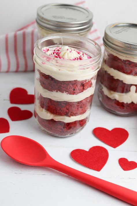 Red Velvet Cake Jars, Valentine Candy Salad Jar, Red Velvet Cake In A Jar, Valentines Jars Ideas, Dessert In Mason Jars, Res Velvet Cake, Cake In A Mason Jar, Valentines Day Recipes, Easy Red Velvet Cake