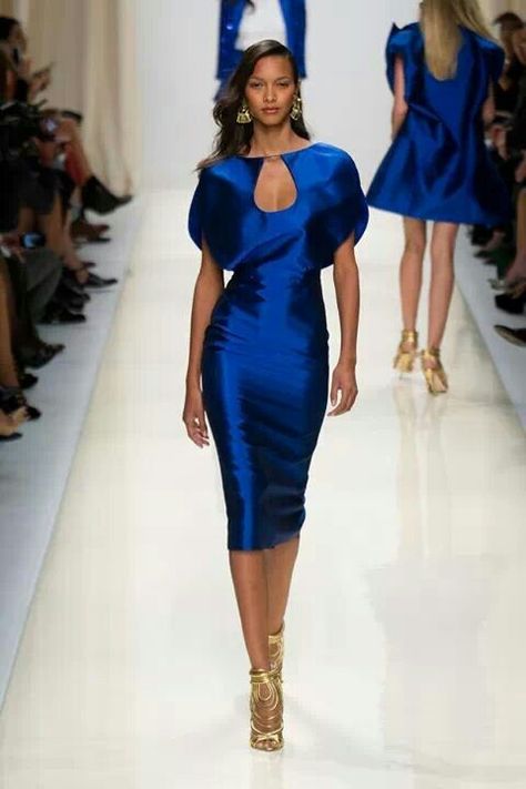 Valentin Yudashkhin Stile Casual Chic, Valentin Yudashkin, Looks Style, Dress And Heels, Beautiful Gowns, Blue Dress, Blue Fashion, Beautiful Outfits, Runway Fashion