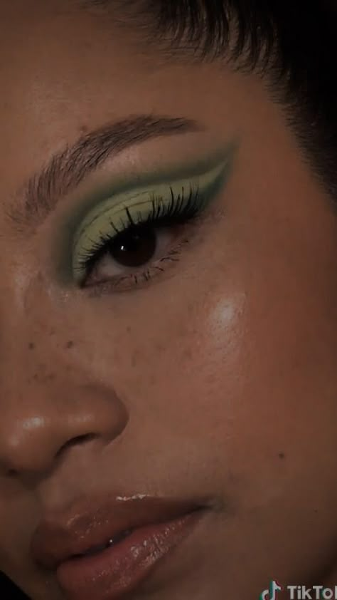 Simple Green Makeup Looks, Sage Green Eye Makeup, Light Green Eye Makeup, Green Makeup Aesthetic, Sage Green Makeup Look, Green Eyeliner Looks, Green Eye Makeup, Green Eyeshadow Look, Eyeshadow For Green Eyes