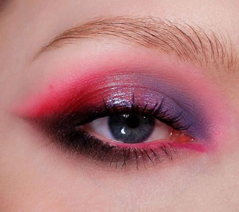 Purple And Red Eye Makeup, Raspberry Eyeshadow Looks, Purple And Red Eyeshadow Looks, Red And Purple Eyeshadow, Purple And Red Makeup, Pink And Red Eyeshadow, Weird Makeup, Red Eyeshadow Look, Cosmetic Aesthetic