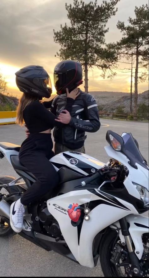 Couples On Motorcycles, Couple On Motorcycle Aesthetic, Bike Couples Photography, Motorcycle Couple Pictures, Lowkey Relationship Pictures, Cuddle With Boyfriend, Bike Couple, Biker Couple, Motorcycle Couple