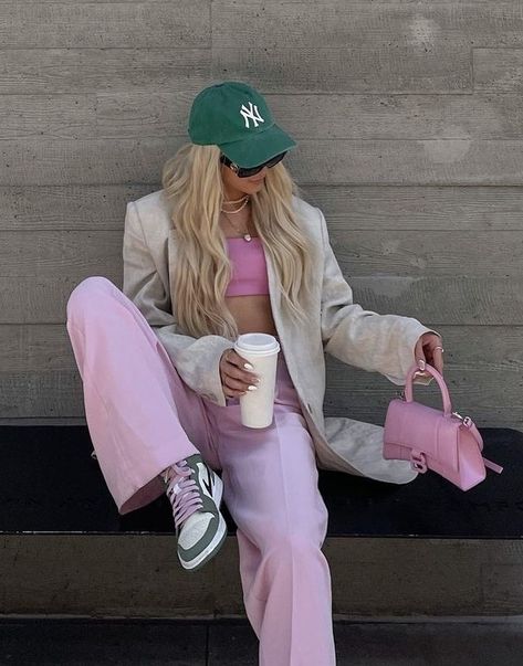 Barbie Inspo Outfits, Shirt Ootd, Casual Beach Outfit, Ny Outfits, Outfit Pink, Spring Capsule Wardrobe, Spring Capsule, Photoshoot Outfits, Pink Outfits