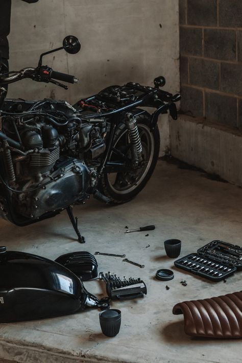 Motor Shop Aesthetic, Dark Academia Motorcycle, Motorcycle Shop Aesthetic, Motorcycle Garage Aesthetic, Motorcycle Mechanic Aesthetic, 80s Motorcycle Aesthetic, Old Motorcycle Aesthetic, 90s Motorcycle Aesthetic, Triumph Aesthetic