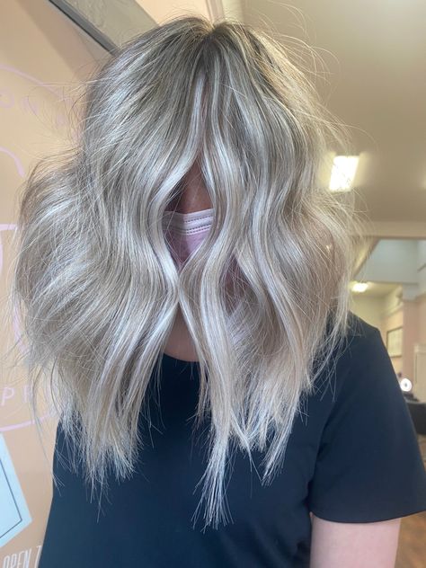 Lived in blonde dimensional with money piece. Blonde baby lights, blonde highlights inspo Root Smudge Ash Blonde, Bright Blonde Hair, Dimensional Blonde, Gold Hair Clips, Bright Blonde, 90s Hairstyles, Hair Appointment, Mom Hairstyles, Platinum Blonde Hair