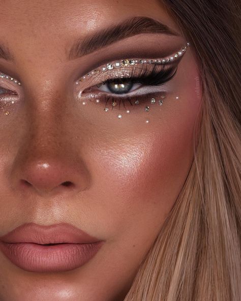 Makeup2 • Instagram Power Makeup, Makeup Faces, Flawless Face Makeup, Angel Makeup, Smoky Eyeshadow, Drag Make-up, Arabic Makeup, Drag Queen Makeup, Prom Makeup Looks