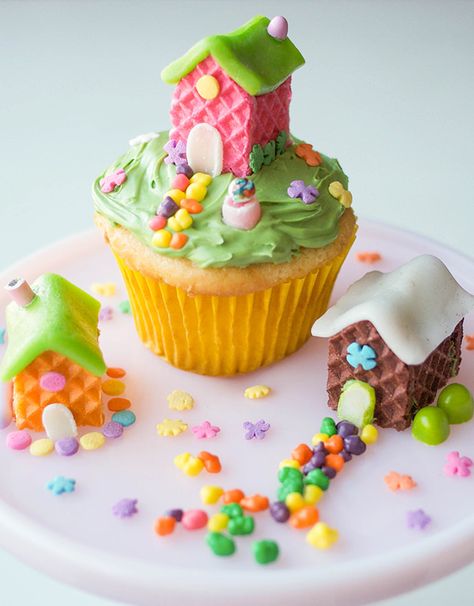 Wafer Cookie Fairy Houses Tutorial House Cupcakes, Cream Filled Cupcakes, Wafer Cookie, Pig Cupcakes, Dress Cookies, Strawberry Shortcake Cupcake, Happy Crafts, Fun Cupcake Recipes, Chocolate Peanut Butter Pie