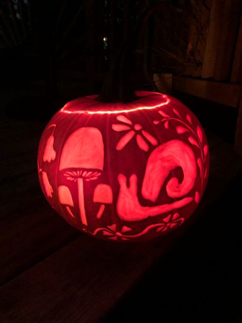 mushroom snail dragonfly flower pumpkin carving Whimsy Pumpkin Carving, Ladybug Pumpkin Carving, Cool Punkin Carvings, Pumpkin Carving Ideas Cottagecore, Cottage Core Pumpkin Carving, Mushroom Carved Pumpkin, Snail Pumpkin Carving Ideas, Dragonfly Pumpkin Carving, Mushroom Jack O Lantern