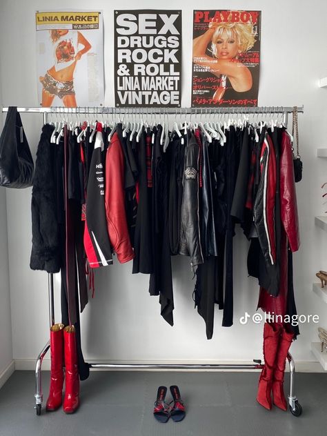 Rockstar Home Decor, Fashion Room Ideas, Clothing Rack Room, Fashion Apartment, Fashion Room Decor, Clothing Rack Bedroom, Uni Room, Future Apartment Decor, Pinterest Room Decor