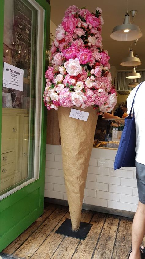 Ice Cream Cone Flowers, Ice Cream Flowers Arrangement, Store Front Decorating Ideas, Ice Cream Window Display, Ice Cream Display Ideas, Ice Cream Marketing, Flower Window Display, Ice Cream Shop Decor, Floral Cafe