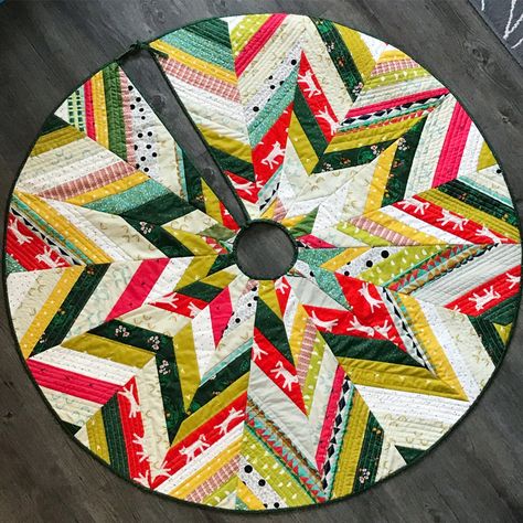 Star Burst Tree Skirt Tutorial – Ev Quilts & Co ALSO VIDEO TUTORIAL ON HER INSTA Christmas Tree Skirts Patterns, Skirt Pattern Free, Tree Skirt Pattern, Pretty Christmas Trees, Christmas Tree Skirts, Gift Drawing, Skirt Tutorial, Black Christmas Trees, Holiday Quilts