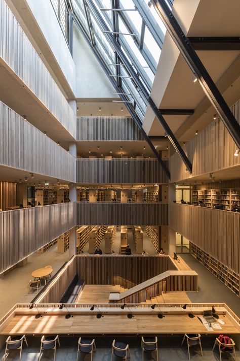 Central European University by O’Donnell + Tuomey / Nador u. 9, 1051 Budapest, Hungary Woman Architect, University Interior Design, European University, Atrium Design, University Architecture, Library Architecture, Sacred Architecture, Architecture Awards, Baroque Architecture