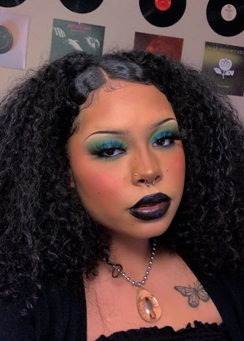 Goth Makeup Looks Black Women, Goth Glam Makeup Black Women, Black Women Goth, Makeup Looks Alternative, Goth Makeup Black Women, Grunge Makeup Black Women, Blue Goth Makeup, Soft Alternative Makeup, Inner Corner Eyeshadow