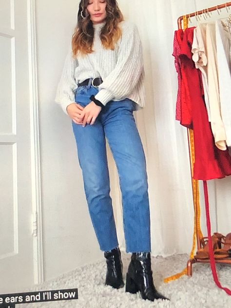 Tucking A Sweater, Jeans And Belt Outfit, Sweater Tucked Into Jeans, Full Coverage Outfit, Sweater Tuck, Sweater And Skirt Outfit, Bulky Sweater, Baggy Sweater, Sweater And Skirt