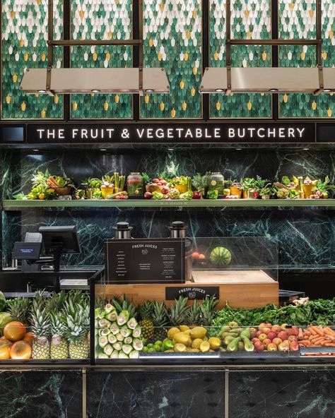 Food Merchandising, Food Display Table, Juice Shop, David Collins, Produce Displays, Vegetable Shop, Supermarket Design, Smoothie Bar, Fruit Display