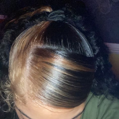 Skunk Strip Hairstyle, Skunk Stripe Hair Brown, Hair Pics For Instagram, Skunk Stripe Hair Black Women, Skunk Hair Curly, Skunk Strip, Skunk Stripe Hair, Under Hair Dye, Hair Stripes