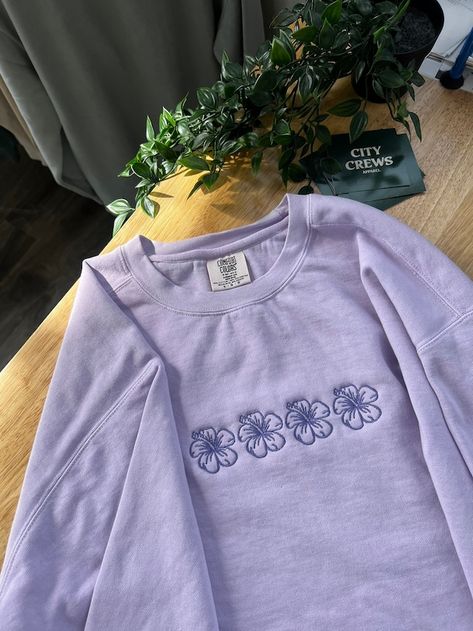 citycrews - Etsy Comfort Colors Crewneck, Embroidered Hibiscus Flower, Back Of Sweatshirt Designs, How To Embroider Clothes, Hibiscus Clothes, Cute Embroidered Sweatshirt, Embroidered Clothes Ideas, Hibiscus Embroidery, Sweatshirts Ideas