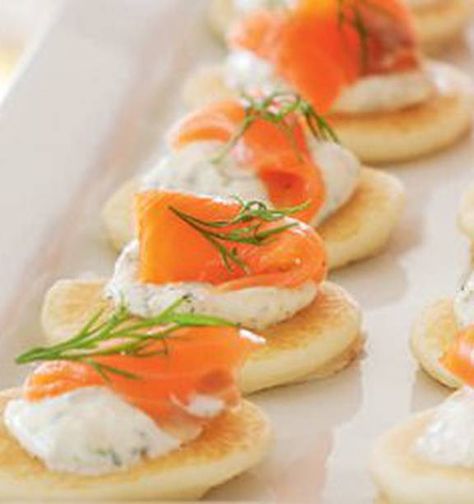 Blinis Recipe, Recipes Supper, Salmon Blinis, Smoked Salmon Blinis, Salmon Canapes, Lunch Recipe, Recipe Dinner, Christmas Lunch, Dinner Healthy