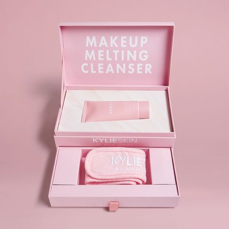 Box Creative Design, Pr Package Makeup, Skincare Pr Package, Pr Kit Ideas, Kylie Skin Products, Pr Boxes Ideas, Pr Package Ideas, Beauty Branding Design, Pr Boxes