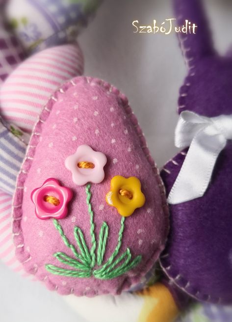 Felt Easter Eggs, Felt Easter Crafts, Holiday Crafts Decorations, Easter Felt, Easter Ornaments, Easter Egg Ornaments, Felt Crafts Patterns, Felt Crafts Christmas, Easter Craft Decorations