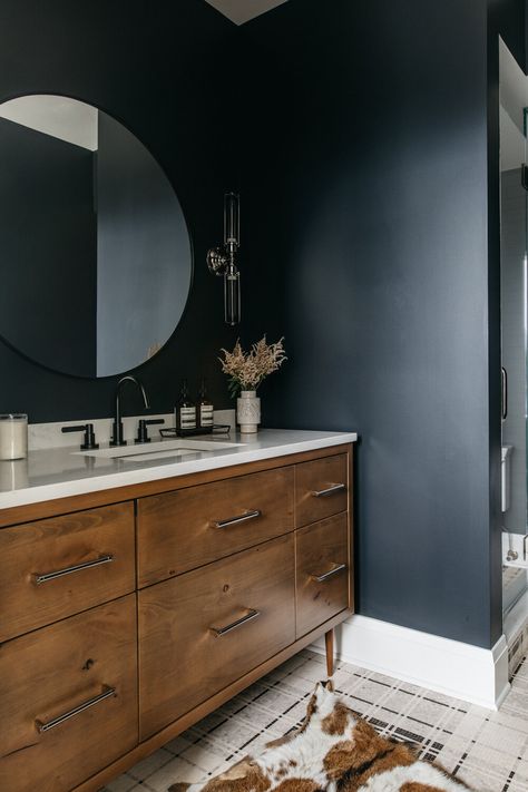 Chicago Penthouse, Blue Bathroom Walls, Dark Blue Bathrooms, Dark Gray Bathroom, Masculine Bathroom, Moody Bathroom, Dark Wood Bathroom, Dark Bathroom Ideas, Clawfoot Tubs