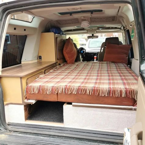 Land Rover Discovery Camper, Suv Conversion, Landrover Camper, Tv Ideas, Astro Van, Land Rover Discovery 2, Van Conversion Interior, Discovery 2, Campervan Conversions