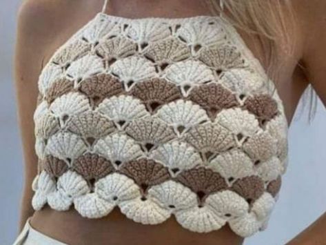 Get ready to rock the hottest days with this wonderful top model. A combination of elements that works perfectly. Crochet Alphabet, Mode Crochet, Crochet Daisy, Shell Stitch, Haken Baby, Crochet Flower Tutorial, Crochet Rose, Crochet Top Pattern, Crochet Tops