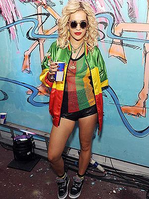 Rita Ora at Notting Hill Carnival 90s Jamaican Dancehall Fashion, 90s Dancehall Fashion, Reggae Aesthetic Outfit, Dancehall Fashion, One Bday, Dancehall Outfits, Dancehall Party, Jamaican Party, Rita Ora Style