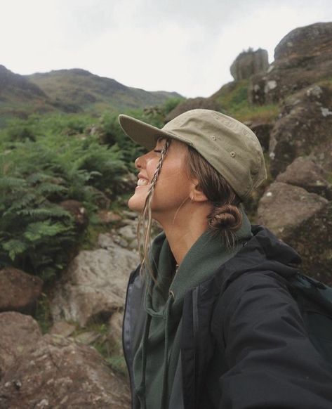 Folk Vibes Aesthetic, Rainy Day Hike Outfit, Granola Surfer Aesthetic, Gronola Girl Aesthetic, Dark Granola Aesthetic, Granola Hats, New Zealand Outfits Summer, 5 Panel Hat Outfit, Granola Lifestyle Aesthetic