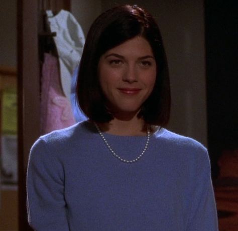 Selma Blair Legally Blonde, Vivian Kensington Outfits, Vivian Kensington Aesthetic, Legally Blonde Emmett, Legally Blonde Vivian, Vivienne Legally Blonde, Vivienne Kensington, Blonde Fits, Vivian Kensington