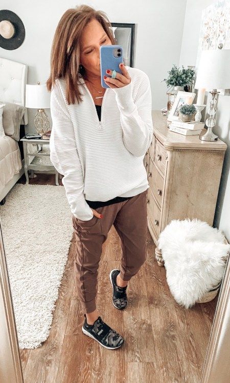 Athletic Joggers Outfit, Fall Athletic Outfits, Outfit Early Spring, Summer Outfit Comfy, Jogger Outfit Casual, Casual Athletic Outfits, Womens Joggers Outfit, Spring Fitness, Joggers Outfit Women