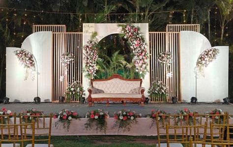 Royal Stage Decoration, Christian Wedding Stage Decoration, Reception Stage Decoration Outdoor, Varmala Stage, Puberty Function, Reception Background, Minimal Wedding Decor, Weddings Decorations Elegant Romantic, Stage Backdrops