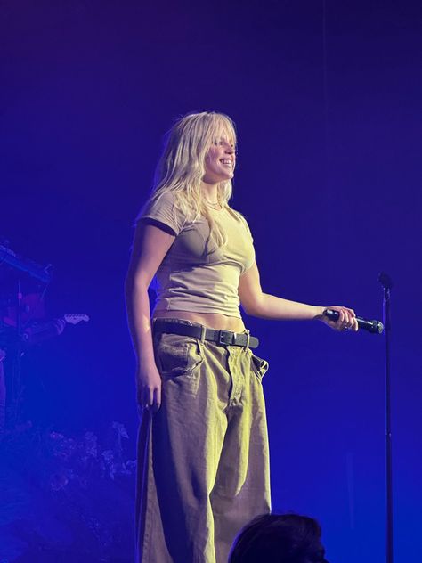 Renee Rap Outfit, Renee Rapp Tour Outfits, Renee Rapp Style Outfits, Renee Rapp Body Type, Renee Rapp Outfit Aesthetic, Rene Rapp Outfits, Renne Rapp Outfits, Reneé Rapp Outfit, Renee Rapp Style