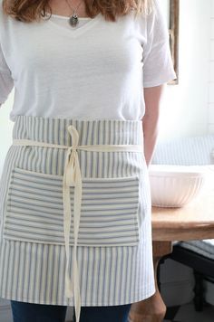 Half Aprons With Pockets, Apron Pockets Ideas, Creative Apron Design, Half Apron Pattern, Pegs Bag, Free Apron Patterns, Step By Step Embroidery, Half Apron With Pockets, Apron Sewing Patterns