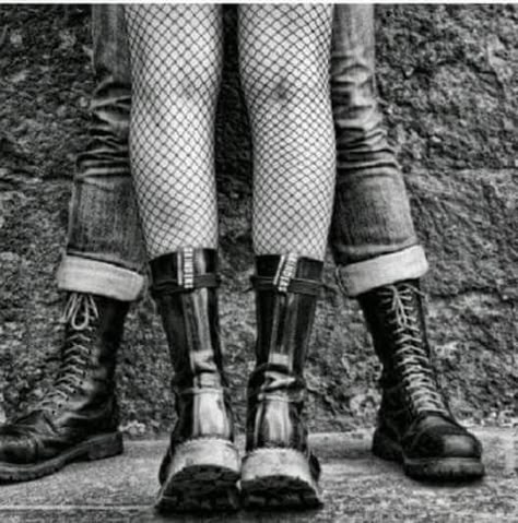 Chicas Punk Rock, Chica Punk, Punk Love, Doc Martens Outfit, Punk Rocker, Dr Martens Boots, New Rock, Estilo Punk, Post Punk