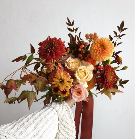 Studio Mondine, Creative Photoshoots, Modern Bridal Bouquets, Orange Bouquets, Bridal Bouquet Fall, Fall Wedding Bouquets, Fall Wedding Flowers, Wildflower Bouquet, Orange Wedding