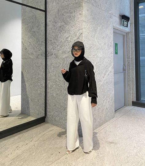 White Pants Hijab Outfit, White Jeans Outfit Hijab, Poly Outfits, Jeans Outfit Hijab, Palazzo Outfit, Study Tour, Ootd Poses, White Pants Outfit, White Jeans Outfit