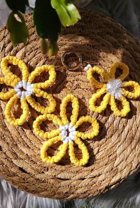 How to make flower earrings? How do you make macrame flowers? How to make macrame keychain? DIY flower keychain. Diy Macrame Flower, Macrame Flower Keychain, Macrame Keychain Diy, Macrame Flowers, Keychain Tutorial, Keychain Macrame, Earrings Macrame, Macrame Flower, Flower Keychain