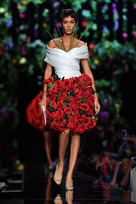 Gigi Hadid and Kaia Gerber Wore Nothing But A Bouquet of Flowers On The Moschino Runway - HarpersBAZAAR.com Moschino Runway, Spring Costume, Fashion Career, Dolly Fashion, Spring Inspo, High Fashion Looks, A Bouquet Of Flowers, Fashion Forecasting, Board Inspiration