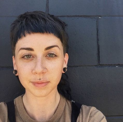 7 Queer Folks On Their Haircuts & Why They Mean So Damn Much Queer Piercings, Queer Hairstyles, Felix Hair, Queer Haircut, Weird Haircuts, Queer Hair, Queer Femme, Androgynous Haircut, Epic Hair