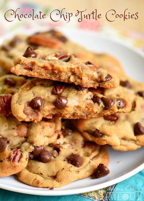 Chocolate Chip Turtle Pudding Cookies! Loaded with chocolate chips, pecans, and caramel, these giant cookies are extra chewy and packed with flavor! Carmel Chocolate, Coconut Hot Chocolate, Turtle Cookies, Chocolate Turtles, Biscuit Sandwich, Pudding Cookies, Vanilla Recipes, Cocoa Cookies, Pecan Cookies